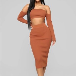 Off Shoulder Crop Top Sweater Set (Size SMALL)